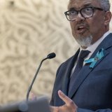 Le directeur général de l'Organisation mondiale de la santé (OMS) Tedros Adhanom Ghebreyesus salue un "moment historique" dans l'accord contre les pandémies approuvé à Genève. KEYSTONE/EPA/MAGALI GIRARDIN